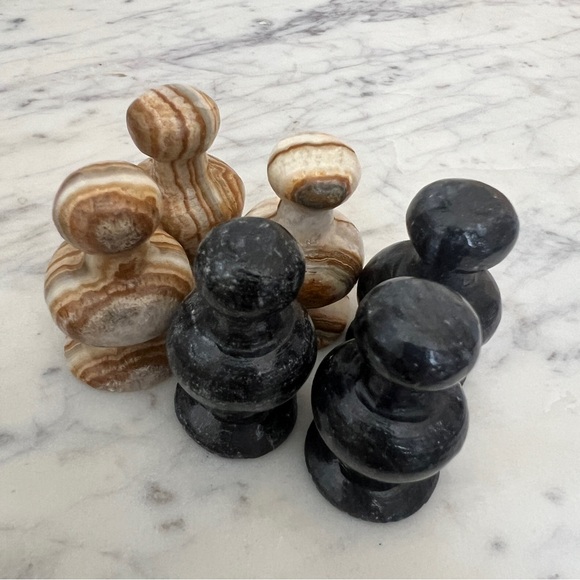 Lot of 6 hand carved onyx pawn tan black stone chess game pieces - Picture 11 of 12